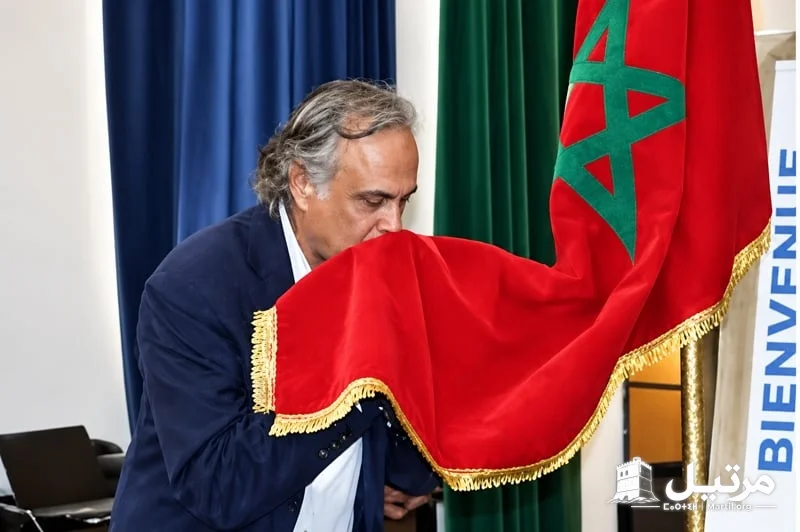 سينغ يلفت الأنظار بتقبيل علم المغرب